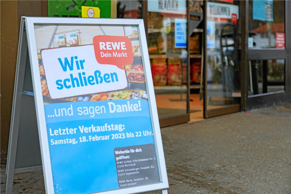 Ein Aufsteller informiert über den letzten Verkaufstag und Rewe-Märkte in der Umgebung.