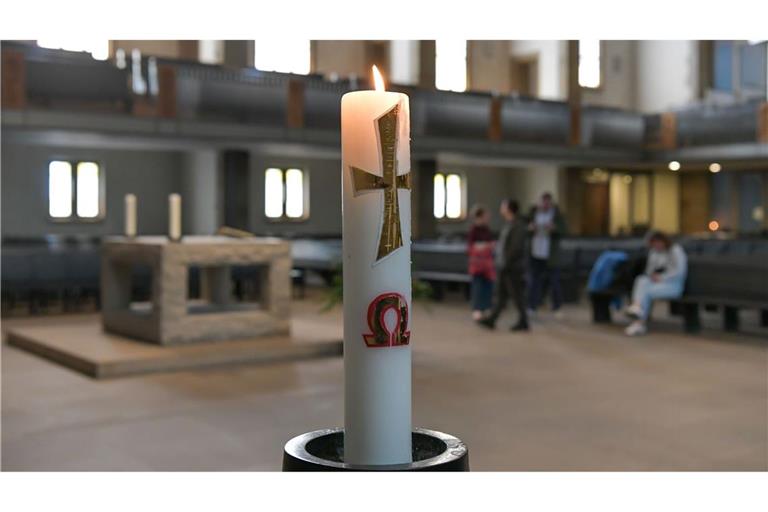 Ein Ausdruck von Hoffnung: Osterkerze in der Stuttgarter Stiftskirche