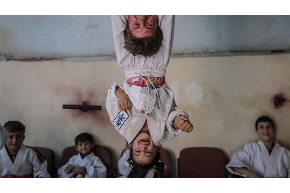 dpa-Fotograf Alkharboutli in Syrien getötet Ein ausgezeichnetes Bild von Anas Alkharboutli, das einen Karate-Kurs für Kinder in einer Schule im Dorf Aljiina zeigt.