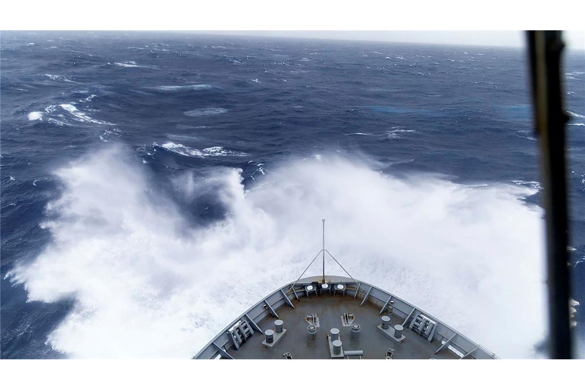 Australien wappnet sich für Zyklon - Extremruderer gerettet Ein australisches Marineschiff kämpfte sich durch meterhohe Wellen, um den Extrem-Ruderer zu retten.