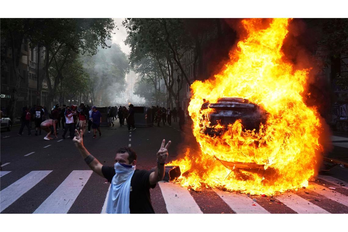 Bilder des Tages Ein Auto brennt in Buenos Aires während einer Demonstration von Fußballfans und Rentnern, die höhere Renten fordern und sich gegen die Sparmaßnahmen der Regierung von Präsident Milei wenden.