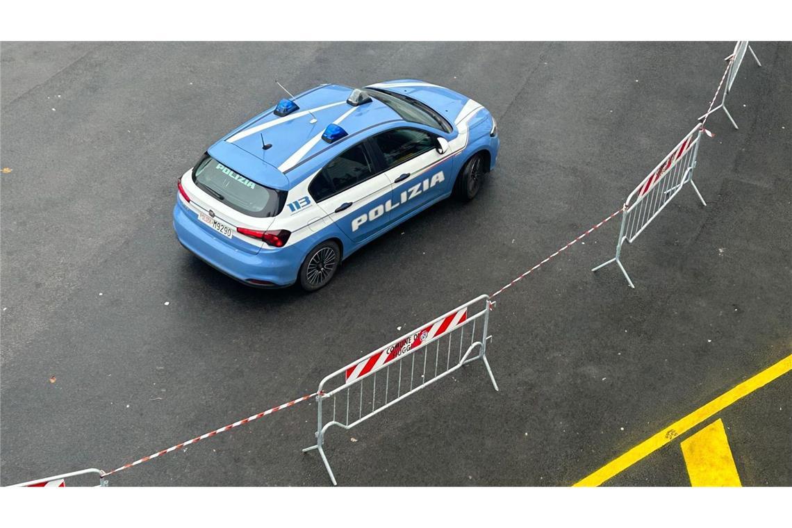 Ein Auto der italienischen Polizei steht vor einer Absperrung. Wegen eines schwerwiegenden Falls von Selbstjustiz ist eine italienische Geschäftsfrau zu 18 Jahren Haft verurteilt worden (Symbolfoto).