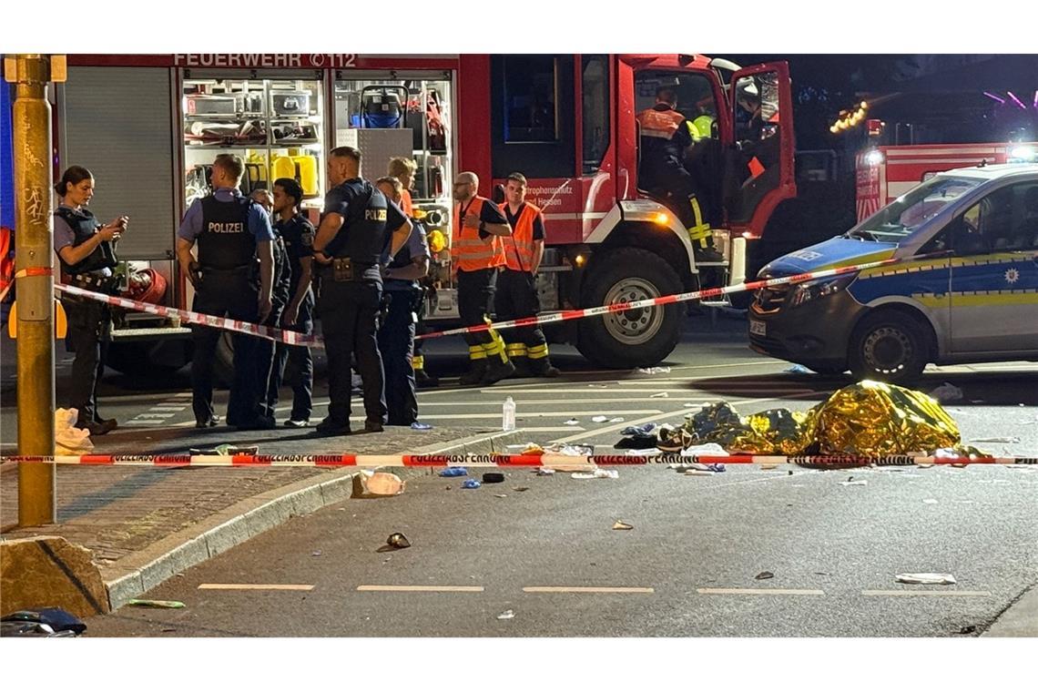 Ein Auto hat nachts in Frankfurt zwei E-Scooter erfasst. Es gibt zwei Todesopfer.