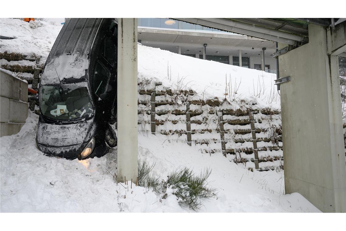 Ein Auto ist am Morgen unterhalb des Auslaufs des Eiskanals von Winterberg von der Straße abgekommen. Im Eiskanal findet der Bob-Weltcup statt.