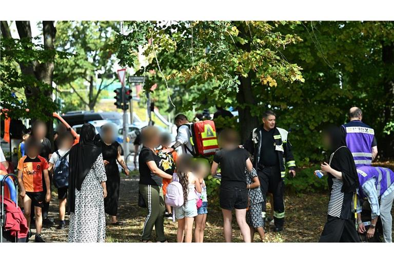 Ein Auto ist in Berlin-Wedding in eine Menschengruppe gefahren. Nach ersten Erkenntnissen der Polizei kam der Wagen von der Straße ab, fuhr auf den Gehweg und erfasste mehrere Menschen.