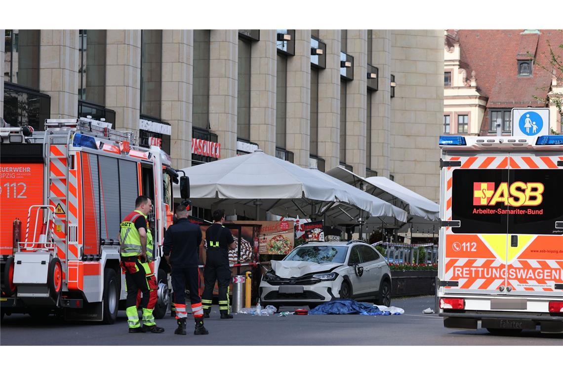 Ein Auto ist in der Innenstadt von Leipzig in eine Menschenmenge gefahren.