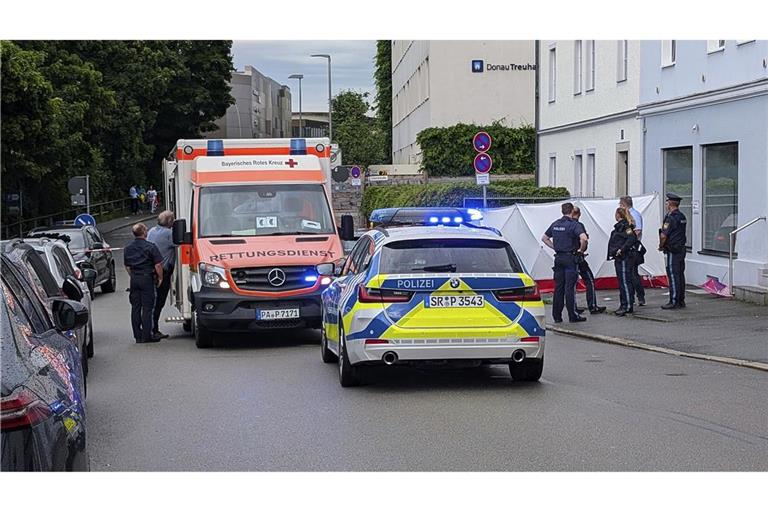 Ein Auto ist in Passau in eine Menschengruppe gefahren.