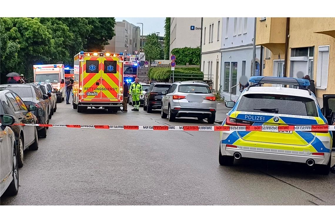 Mann fährt Ehefrau und Kind an - Sorgerechtsstreit vermutet Ein Auto ist in Passau in eine Menschengruppe gefahren.