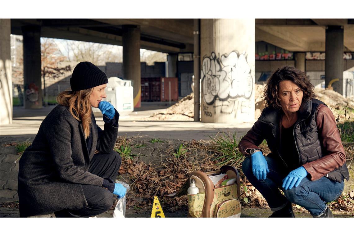 „Der Stelzenmann“: Was taugt der neue „Tatort“ aus Ludwigshafen? Ein Auto ist ungebremst in eine alte Dame gefahren. Johanna Stern (Lisa Bitter, l.) und Lena Odenthal (Ulrike Folkerts) wird schnell klar, dass sie die Polizei gerade angerufen hatte, um die Entführung des Nachbarjungen zu melden.