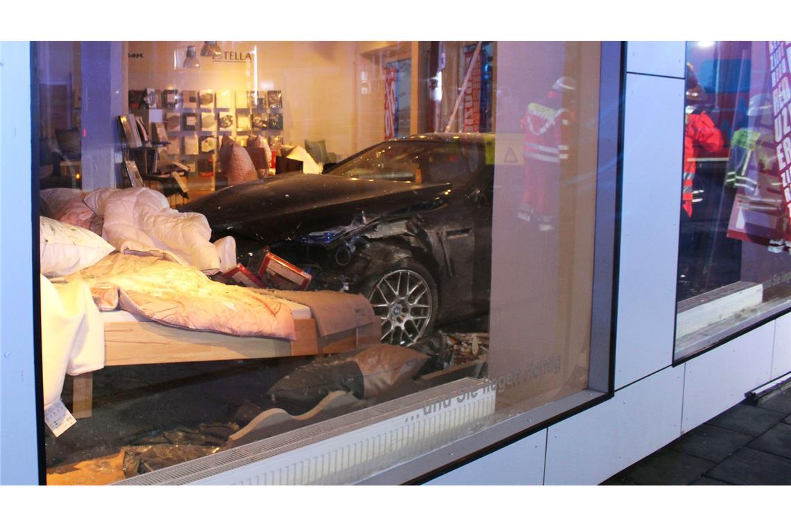 Auto landet bei Unfall im Bettengeschäft Ein Auto landet bei einem Unfall in Minden im Bettengeschäft.