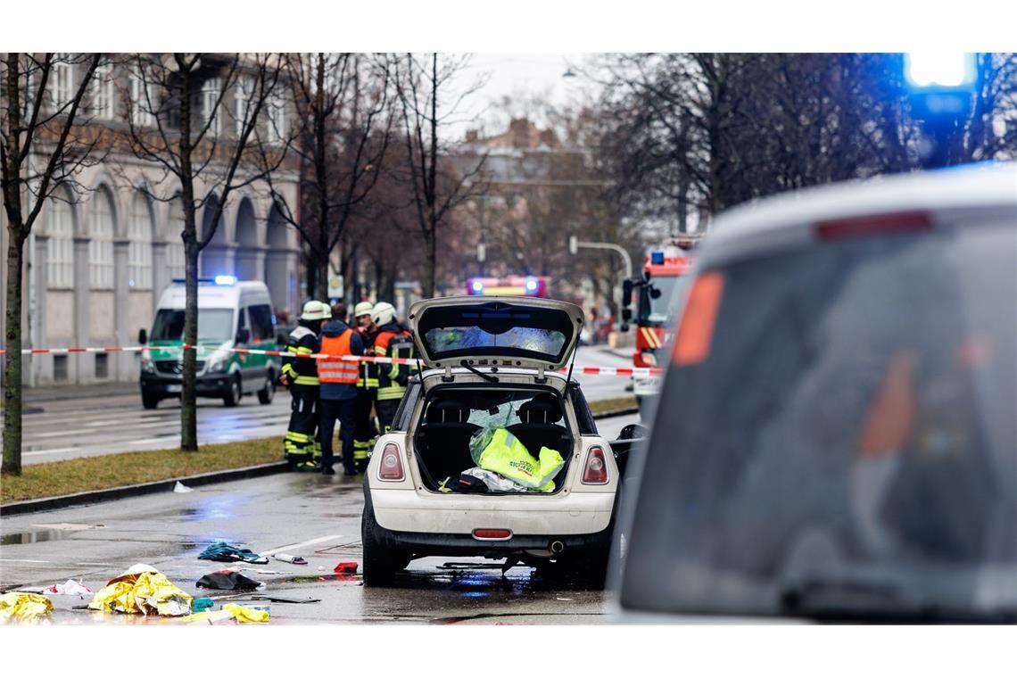 Neuer Haftbefehl gegen Münchner Anschlagsfahrer Ein Auto steht auf einer Straße unweit des Stiglmaierplatz. Nach einer tödlichen Auto-Attacke lässt die Bundesanwaltschaft den Täter nun per Hubschrauber nach Karlsruhe einfliegen (Archivfoto).