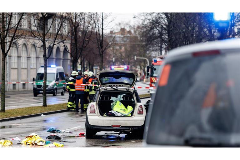 Ein Auto steht auf einer Straße unweit des Stiglmaierplatz. Nach einer tödlichen Auto-Attacke lässt die Bundesanwaltschaft den Täter nun per Hubschrauber nach Karlsruhe einfliegen (Archivfoto).