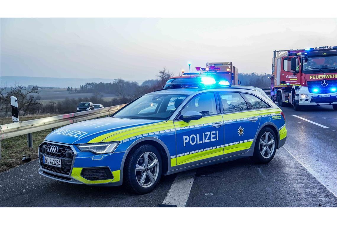 Autobahn mehrere Stunden lang gesperrt Ein Autofahrer, der auf dieser Spur fuhr, soll den ausscherenden Lastwagen übersehen und ihn mit seinem Wagen touchiert haben. Das Auto wurde nach rechts gestoßen und prallte auf den Sattelzug.