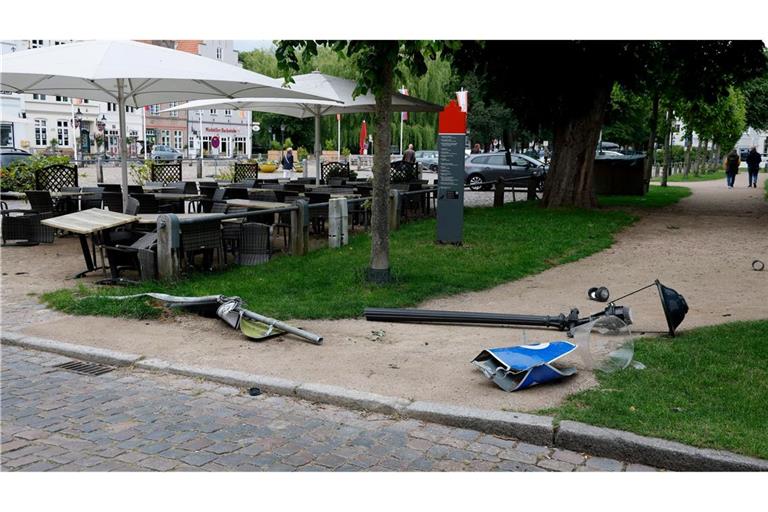 Ein Autofahrer hat in Nordfriesland auf einem Marktplatz die Kontrolle über seinen Wagen verloren.