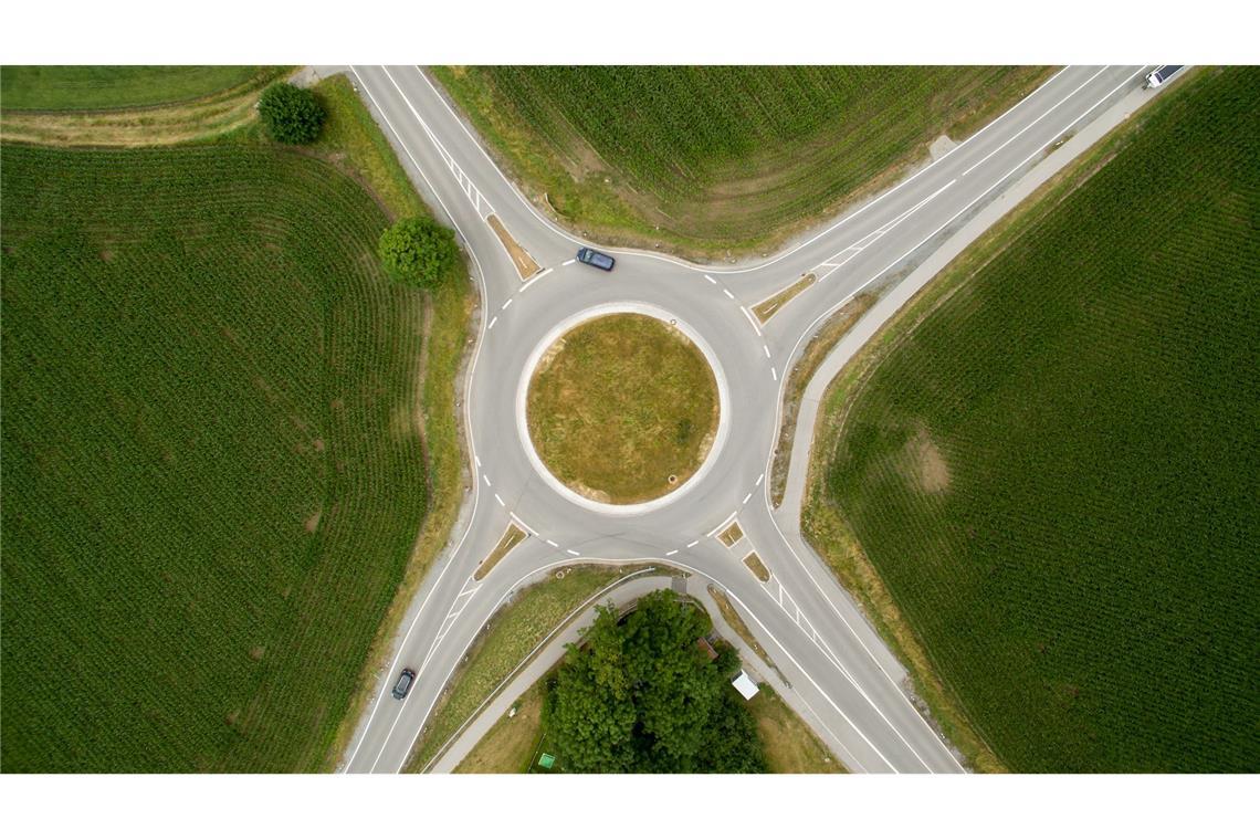 Mann fährt wochenlang falsch herum in Kreisverkehr Ein Autofahrer hat sich bei einem Kreisverkehr in Schopfheim seine eigenen Regeln gemacht. (Symbolbild)