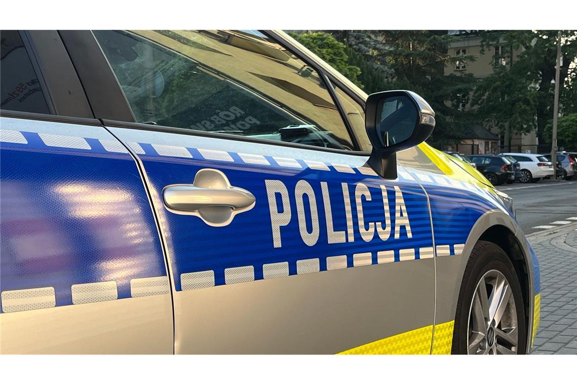 Ein Autofahrer in Polen hat mit seinem Wagen zwei Männer auf ihrem Schlitten gezogen. Einer wurde getötet, der andere schwer verletzt. (Symbolbild)