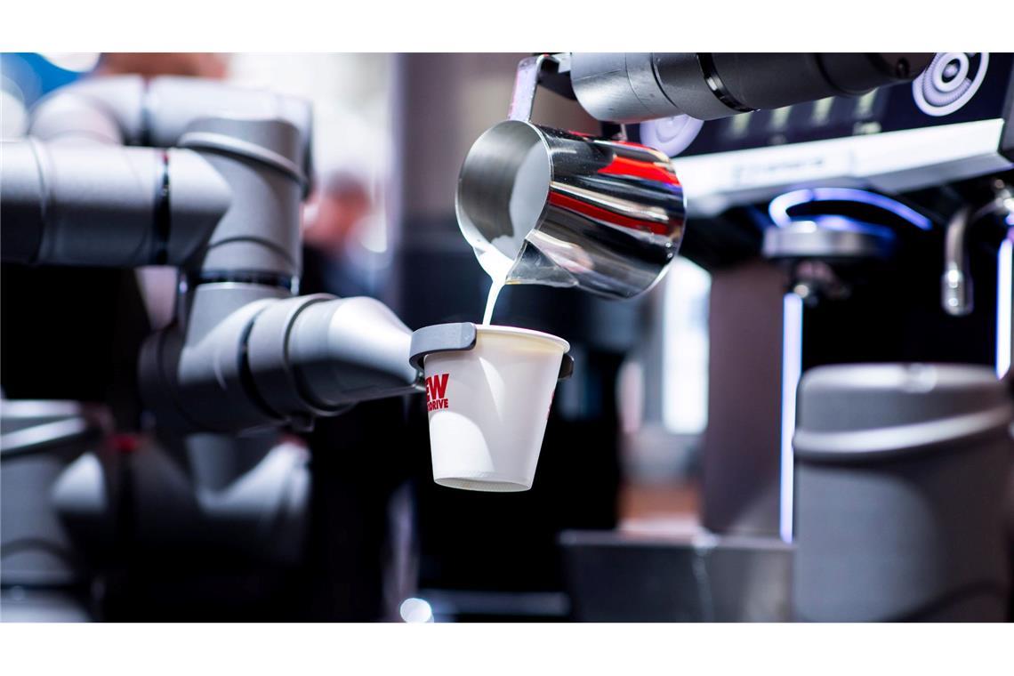 Bilder des Tages Ein automatisierter Barista-Automat bereitet unter Nutzung von industriellen Roboterarmen einen Kaffee zu am Messestand von SEW Eurodrive bei der Industriemesse Hannover Messe 2025.
