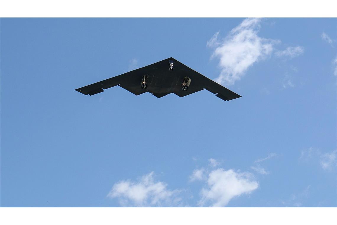 Bilder des Tages Ein B-2-Bomber landet auf der Whiteman Air Force Base in den USA bei seiner Rückkehr von einem massiven Angriff auf iranische Atomanlagen.