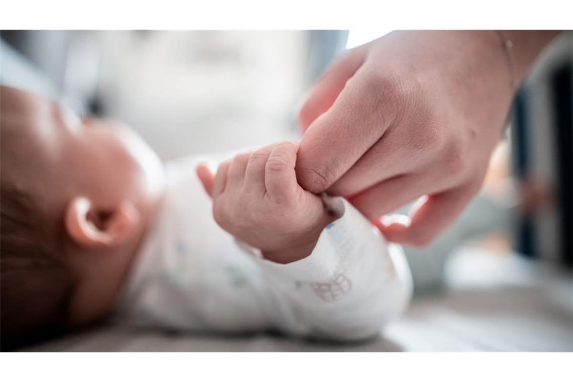 Ein Baby mit Blähungen sollte nicht den falschen Saft bekommen.