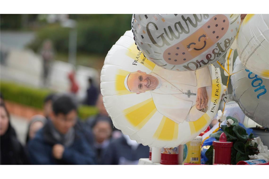 Bilder des Tages Ein Ballon mit einem Bild von Papst Franziskus hängt vor der Poliklinik Agostino Gemelli.