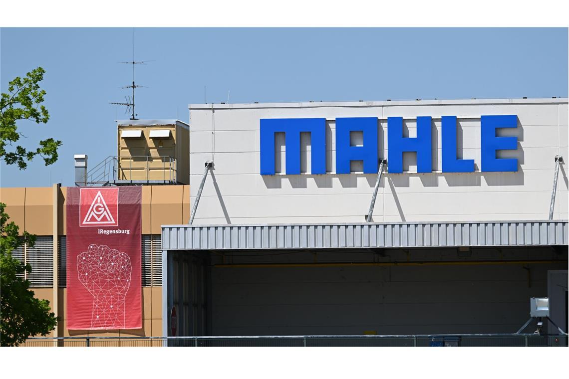 Ein Banner der IG Metall hängt am Werk des Autozulieferers Mahle.