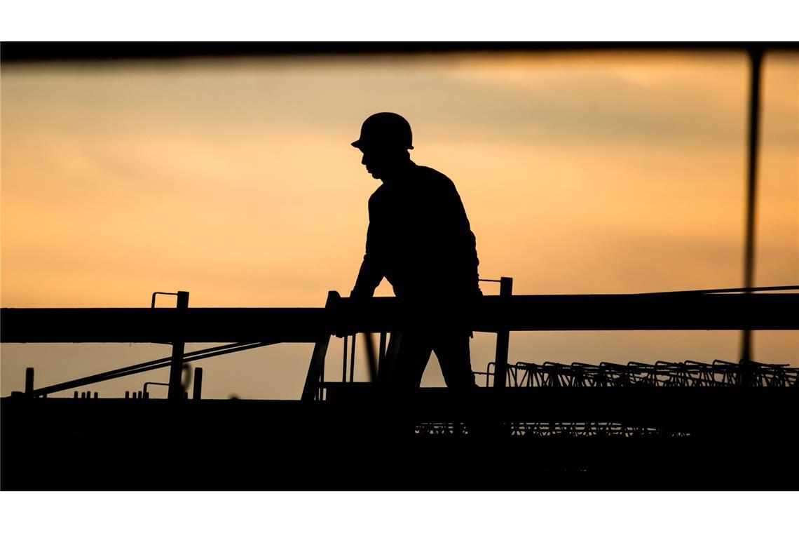 Mehr Unternehmen wollen Stellen abbauen Ein Bauarbeiter in der Morgendämmerung. Laut Ifo-Beschäftigungsbarometer wollen viele Unternehmen Personal abbauen, in der Baubranche zeichnet sich jedoch keine größere Entlassungswelle ab.