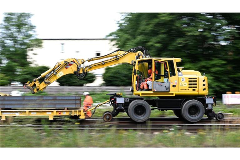 Ein Baufahrzeug transportiert im Bahnhof von Walldorf Eisenpflöcke. (Symbolbild)