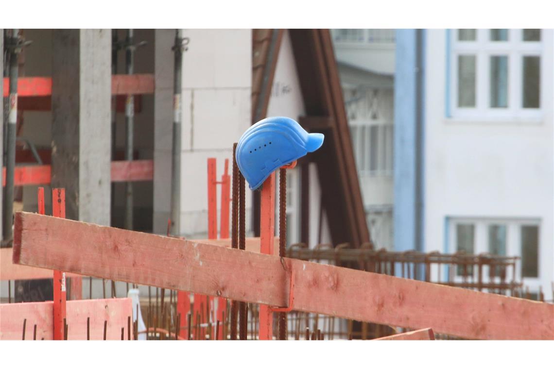 Ein Bauhelm hängt auf einem Pfeiler. (Symbolfoto)