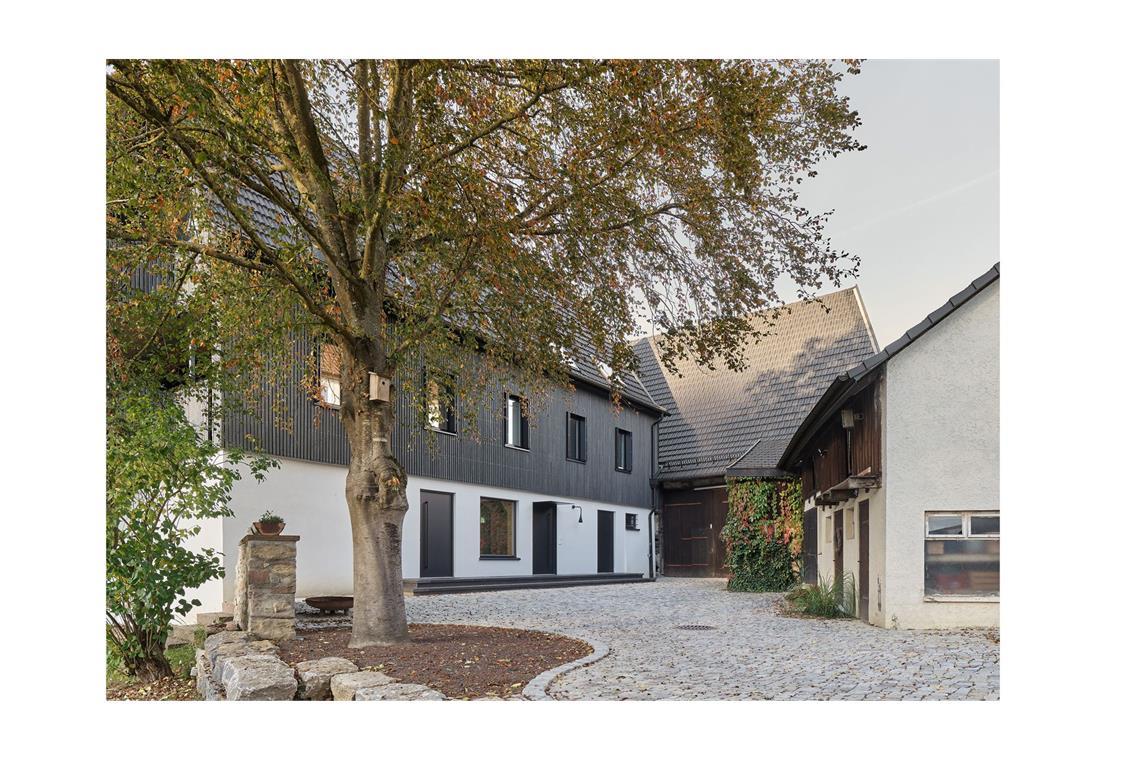 Ein Bauherrenpaar lebt nun in dem sichtlich gelungen renovierten Bauernhaus mit Scheune in Grafenau, den Umbau besorgte Thilo Holzer aus Stuttgart.