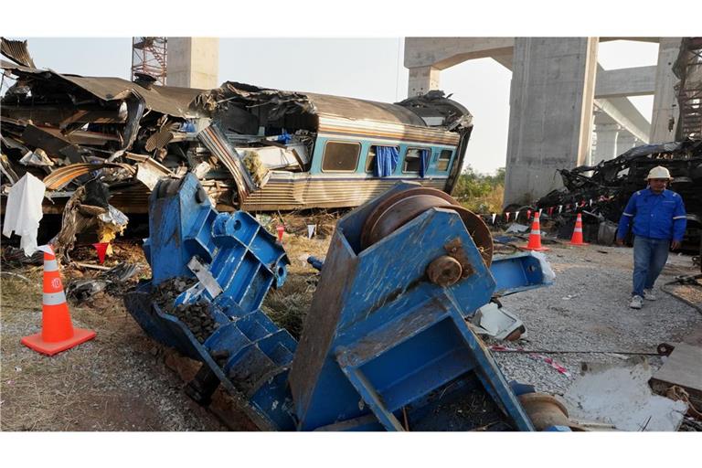 Ein Baukran krachte in Thailand auf einen vollbesetzten Zug.
