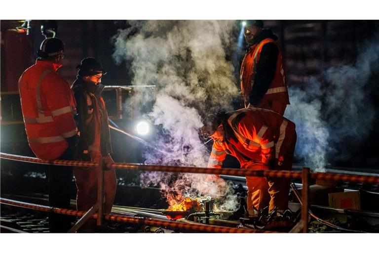 Ein Bautrupp ist im Bereich einer Weichenstörung in Frankfurt am Main im Einsatz.