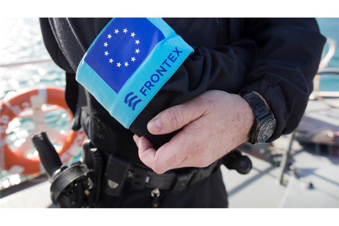 Frontex: 2024 viel weniger unerlaubte Grenzübertritte in EU Ein Beamter der EU-Grenzschutzagentur Frontex, die 2024 deutlich weniger unerlaubte Grenzübertritte registriert hat als im Vorjahr. (Archivbild)