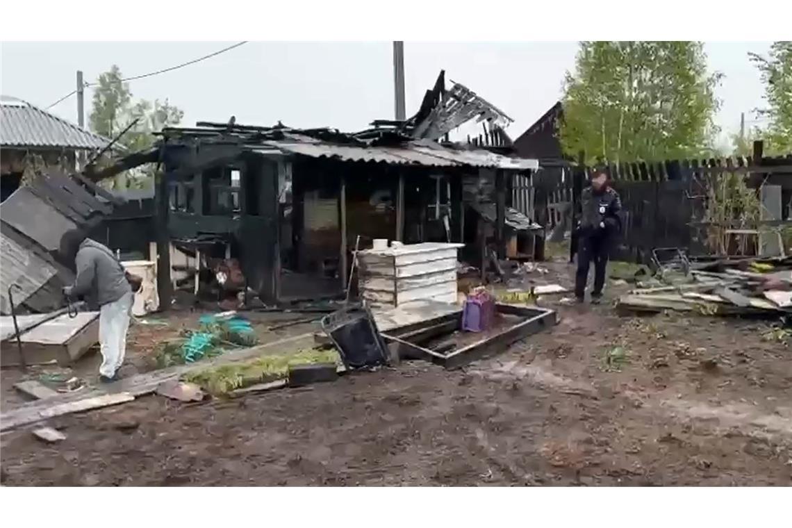 Ein Beamter des russischen Ermittlungskomitees dokumentiert den Schauplatz eines Massenmordes an Teenagern in der Stadt Baikalsk. Bei einem Messerangriff während einer Geburtstagsfeier wurden vier Jugendliche getötet und vier weitere verletzt. Der mutmaßliche Angreifer starb im Feuer.