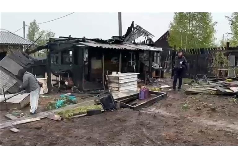 Ein Beamter des russischen Ermittlungskomitees dokumentiert den Schauplatz eines Massenmordes an Teenagern in der Stadt Baikalsk. Bei einem Messerangriff während einer Geburtstagsfeier wurden vier Jugendliche getötet und vier weitere verletzt. Der mutmaßliche Angreifer starb im Feuer.