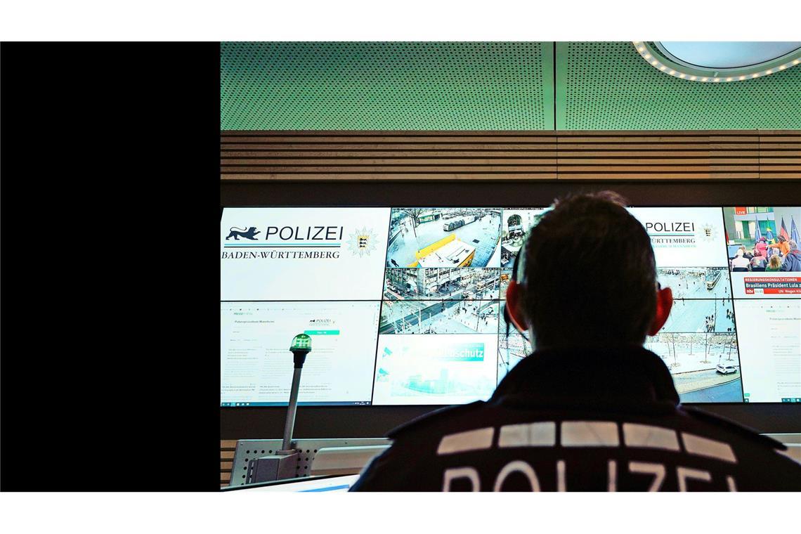 Ein Beamter steht im Führungs- und Lagezentrum des Polizeipräsidiums Mannheim vor einer Wand mit Bildschirmen. (Symbolfoto)