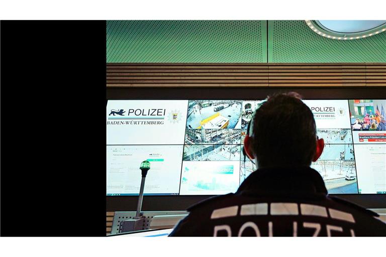 Ein Beamter steht im Führungs- und Lagezentrum des Polizeipräsidiums Mannheim vor einer Wand mit Bildschirmen. (Symbolfoto)