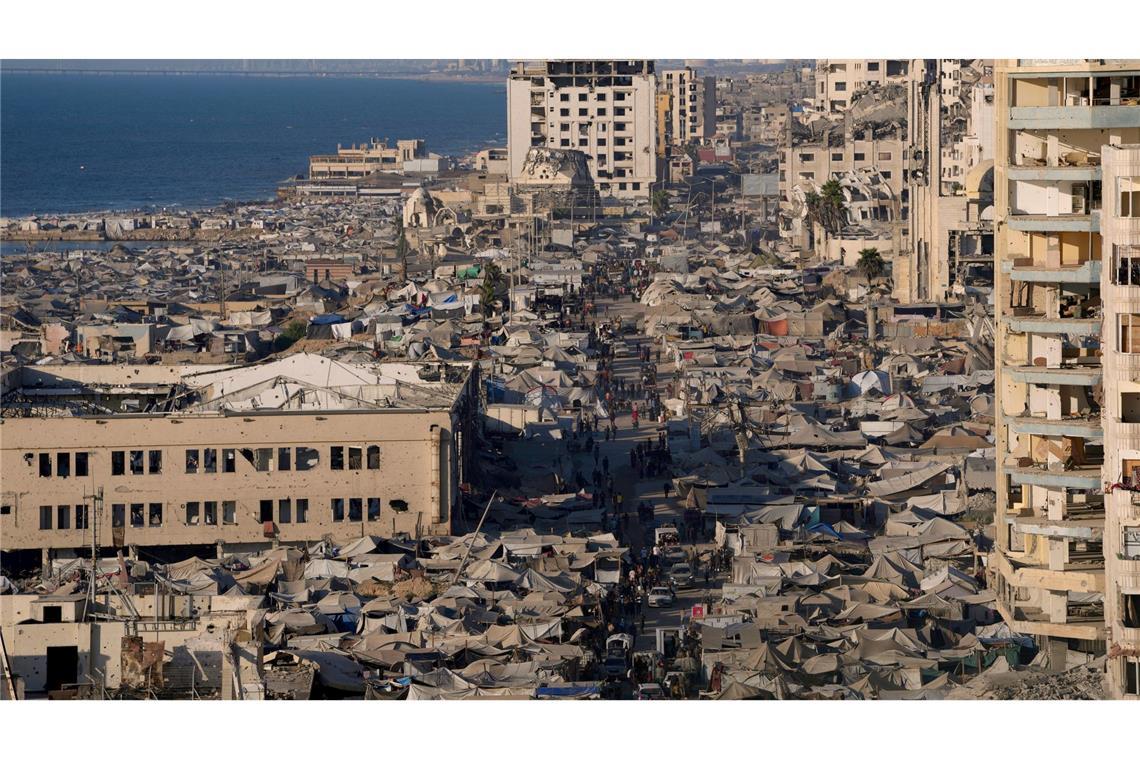 Bilder des Tages Ein behelfsmäßiges Zeltlager für vertriebene Palästinenser erstreckt sich über ein Gebiet in der Nähe des Hafens von Gaza Stadt.