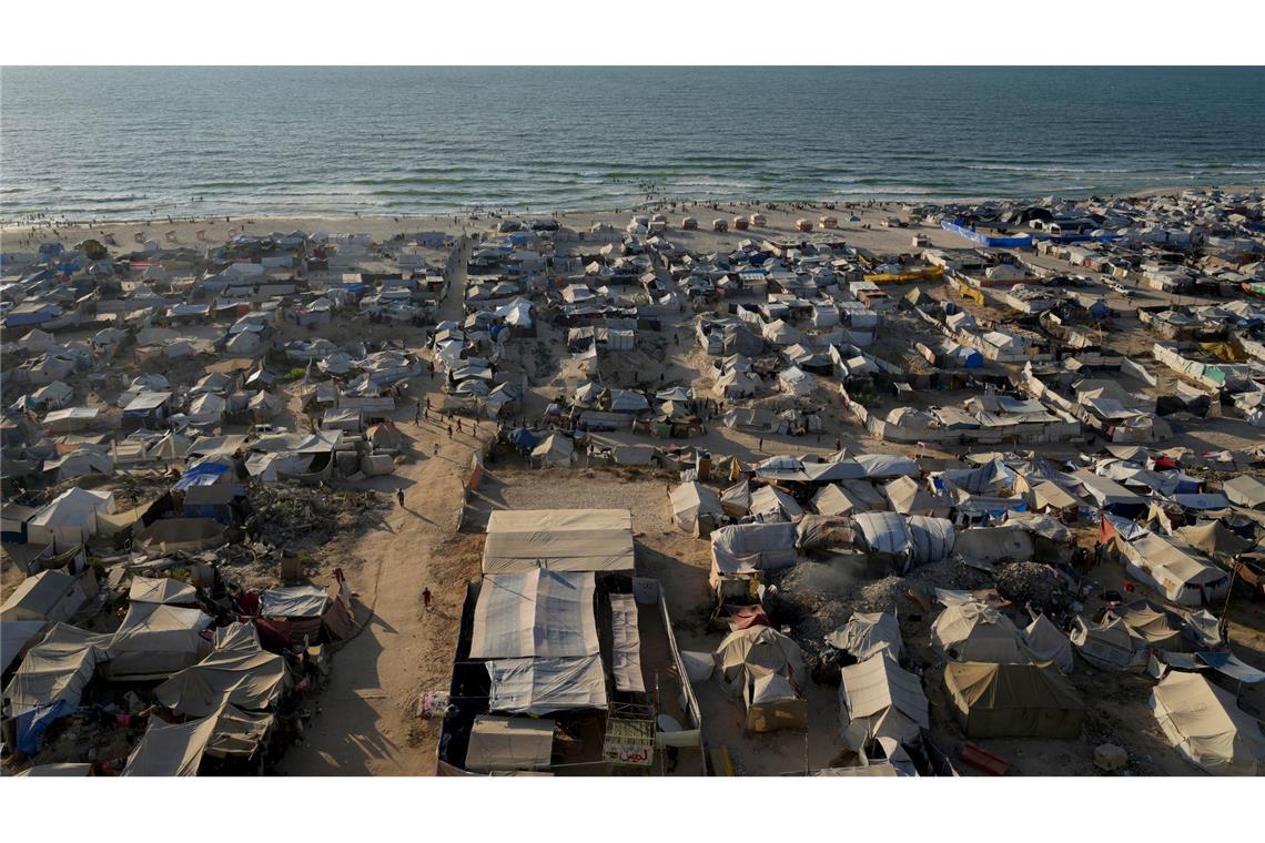 Israels Generalstabschef: Haben mit Operation Gaza begonnen Ein behelfsmäßiges Zeltlager für vertriebene Palästinenser nahe Gaza