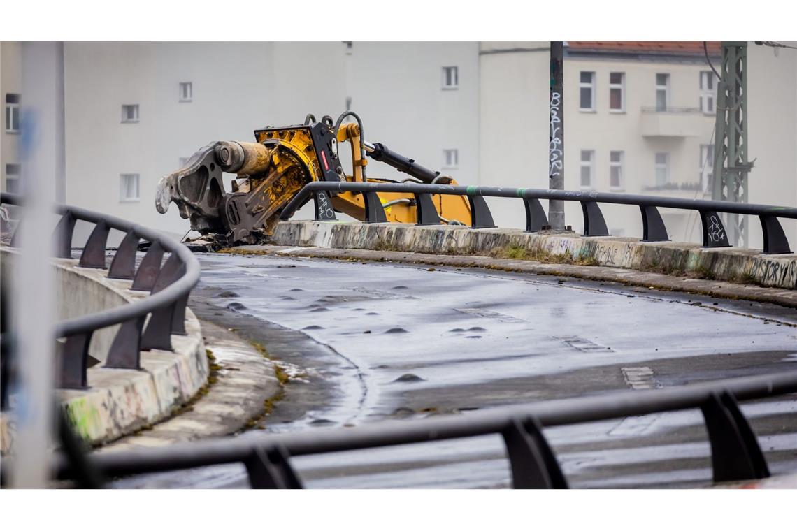 Schnieder: Bis 2032 sollen marode Brücken saniert sein Ein bekanntes Beispiel: Die strapazierte Ringbahnbrücke auf der A100 war nicht mehr zu retten. (Archivbild)