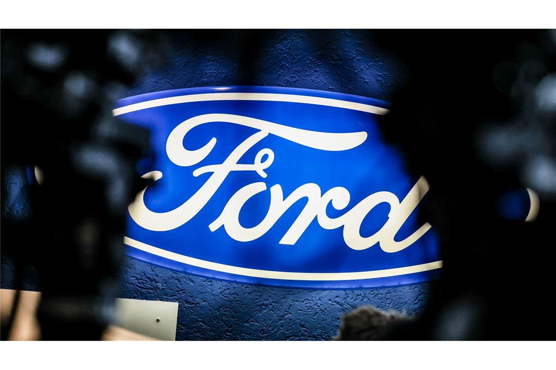 Förderspritze für Elektroautos? Scholz sieht Brüssel am Zug Ein beleuchtetes Firmenschild des Autobauers Ford leuchtet am Rande einer Betriebsversammlung am Standort Köln.