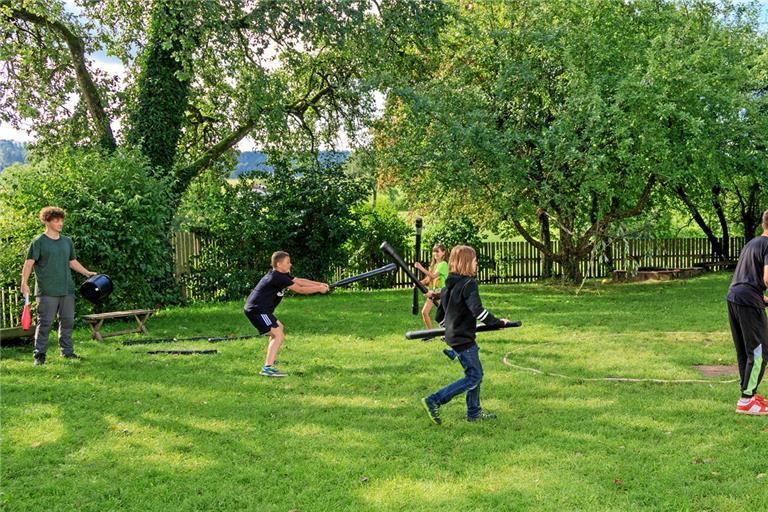 Ein beliebter Zeitvertreib: Das Jugger-Spiel, bei dem das gegnerische Team mit sogenannten Pompfen gehauen wird. Fotos: Stefan Bossow
