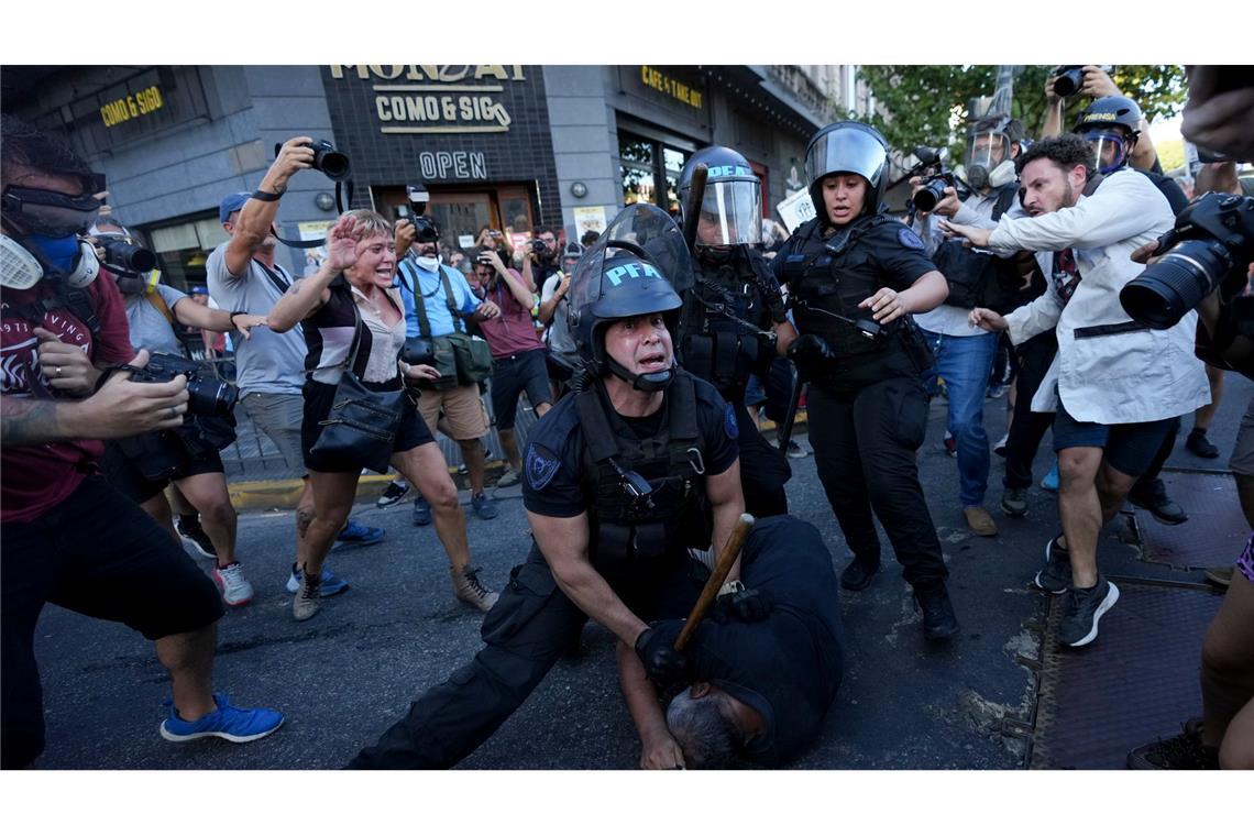 Bilder des Tages Ein Bereitschaftspolizist hält einen Demonstranten während einer Demonstration in Buenos Aires für bessere Renten fest.