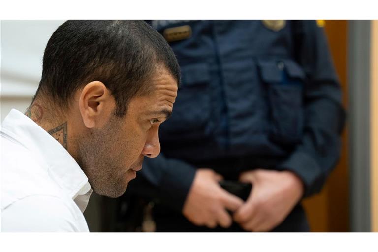 Ein Berufungsgericht in Barcelona hat den brasilianischen Fußball-Profi Dani Alves vom Vorwurf der sexuellen Aggression freigesprochen. Er hatte 14 Monate hinter Gittern gesessen.