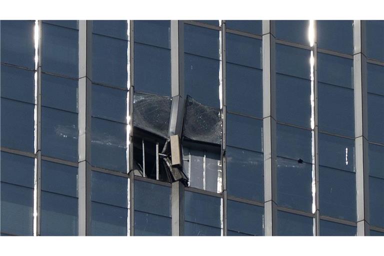 Ein beschädigter Abschnitt ist zu sehen, nachdem am Samstag, dem 27. Juni 2026, ein Kleinflugzeug in den Citic Tower, auch bekannt als „China Zun“, das höchste Gebäude in Peking, gestürzt war.