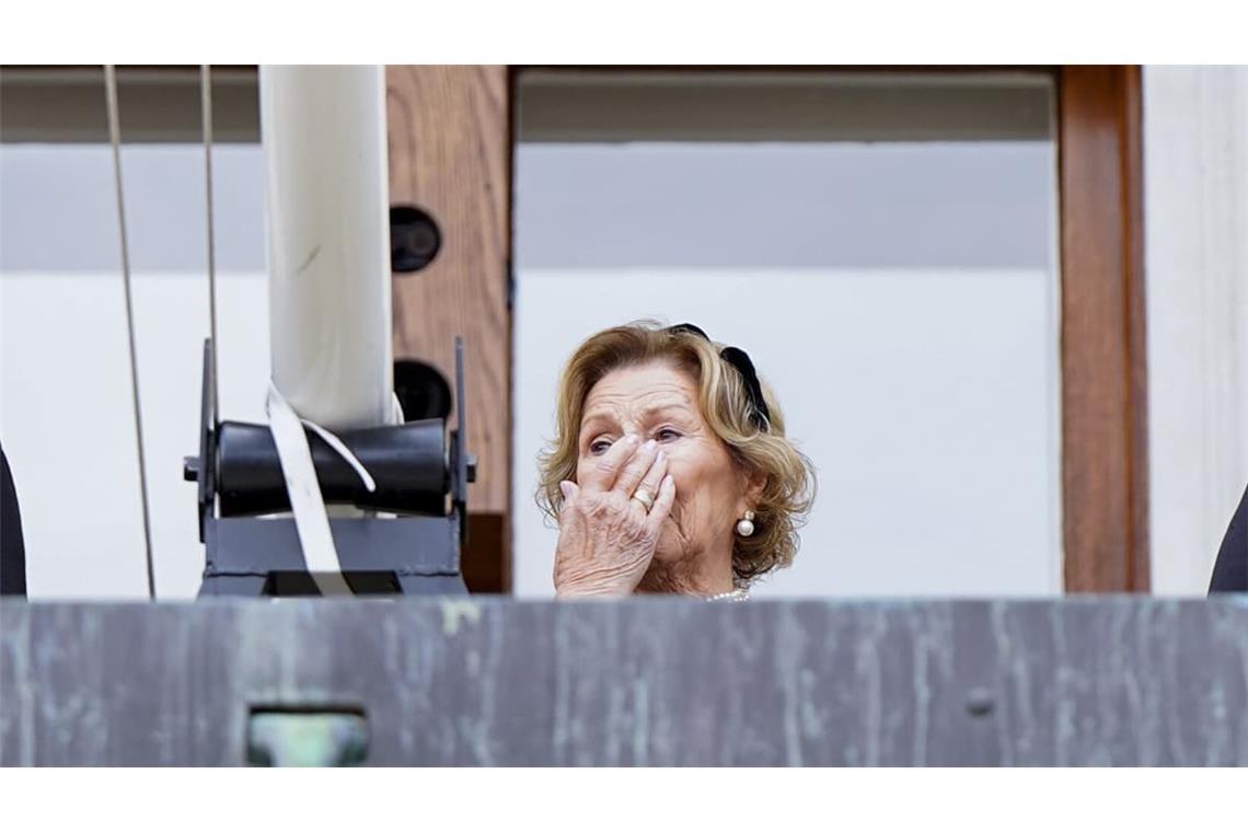 Ein besonders bewegender Moment auf dem Schlossbalkon: Königin Sonja kämpft mit den Tränen, während sie gemeinsam mit ihrer Familie den Menschen vor dem Palast begegnet.
