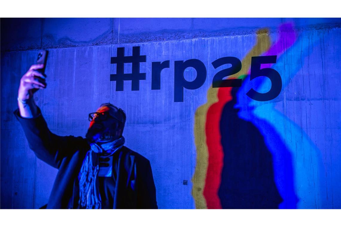 Bilder des Tages Ein Besucher der Medienkonferenz Re:publica macht ein Selfie vor dem Hashtag "#rp25".