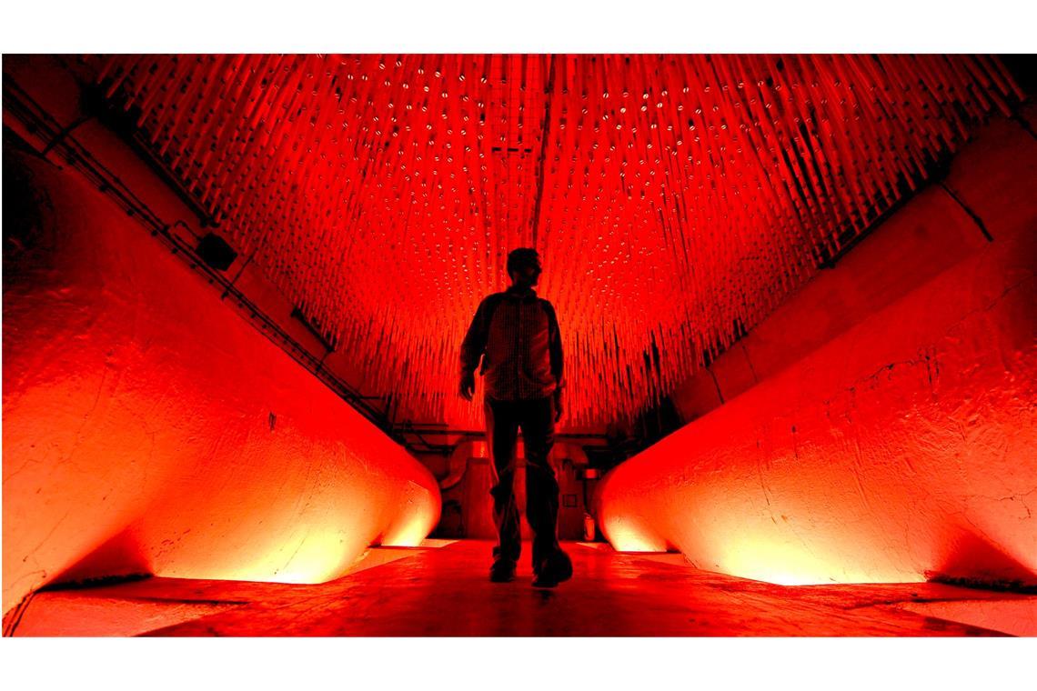 Titos unterirdisches Verlies im Fels Ein Besucher geht durch den ehemaligen Atombunker 300 Meter unter dem bosnischen Ort Konjic.