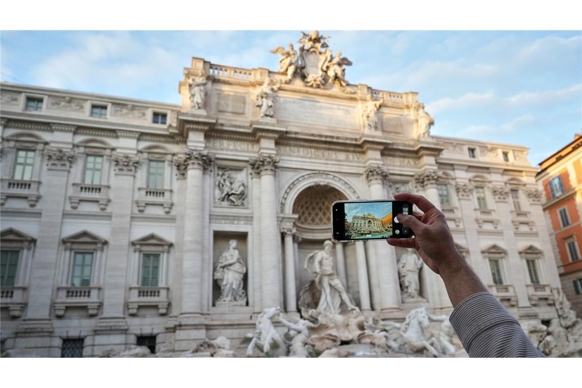Ein Besucher macht ein Foto des Trevi-Brunnens. (Archivbild)