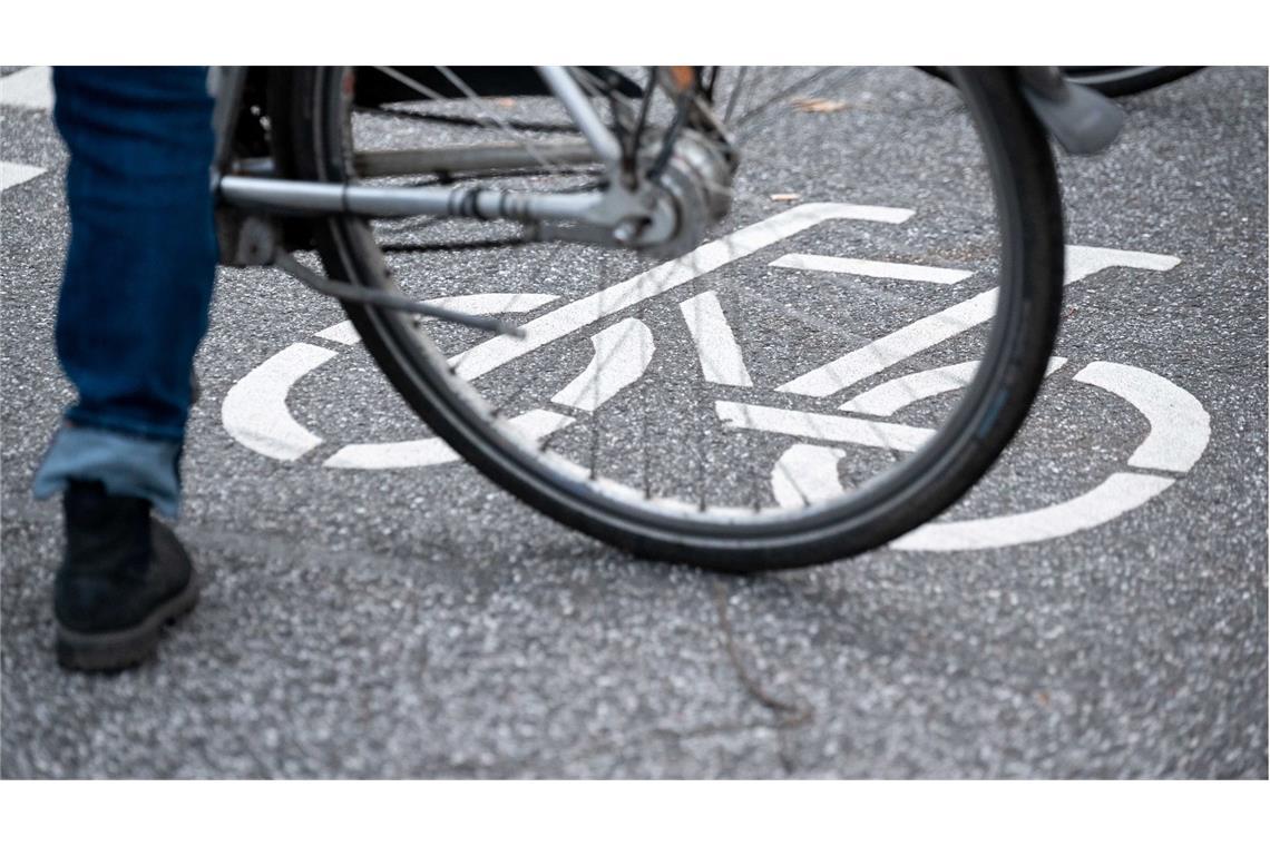 Betrunkener Radfahrer stürzt vor Streifenwagen Ein betrunkener Fahrradfahrer ist vor einem Streifenwagen gestürzt (Symbolbild).