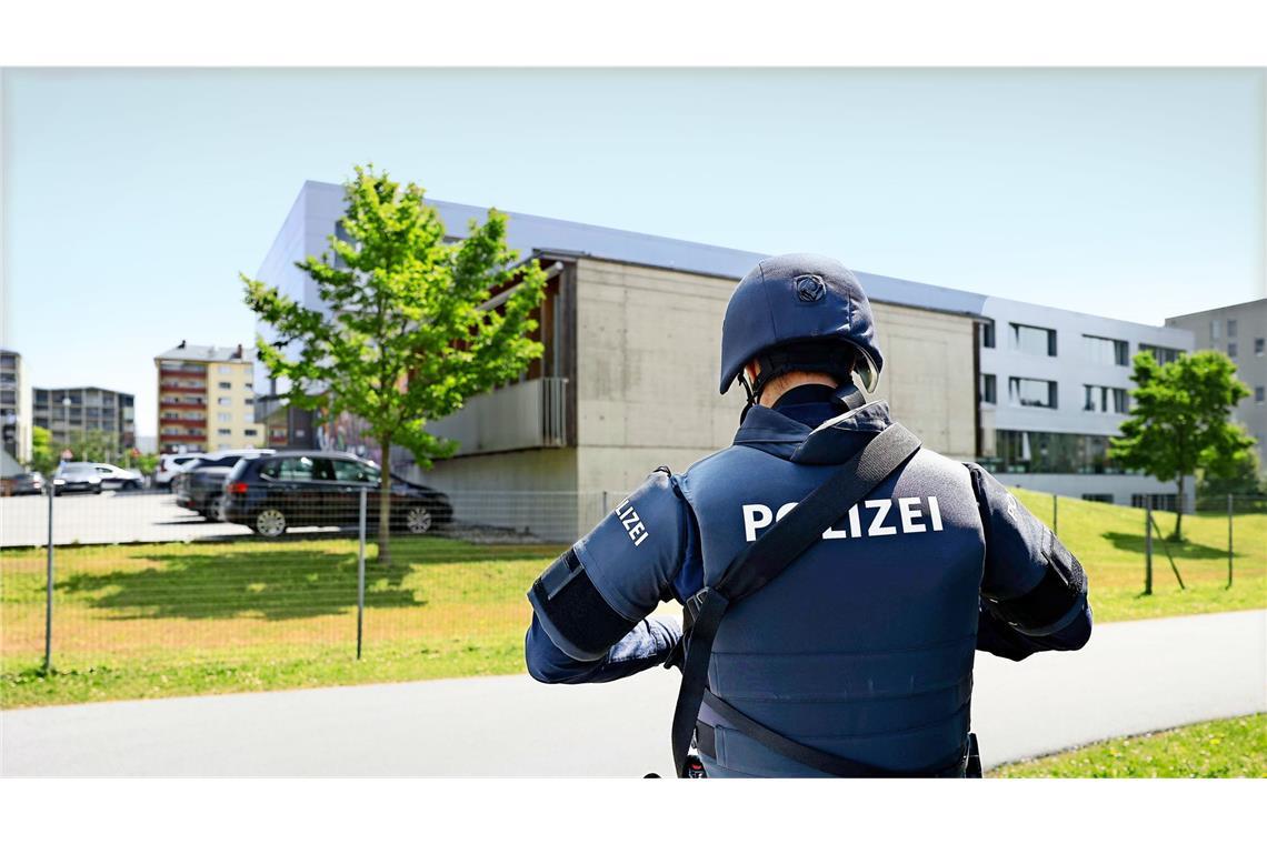 „Was heute in Graz passiert ist, trifft unser Land mitten ins Herz“ Ein bewaffneter Polizist steht in der Nähe des Tatorts.